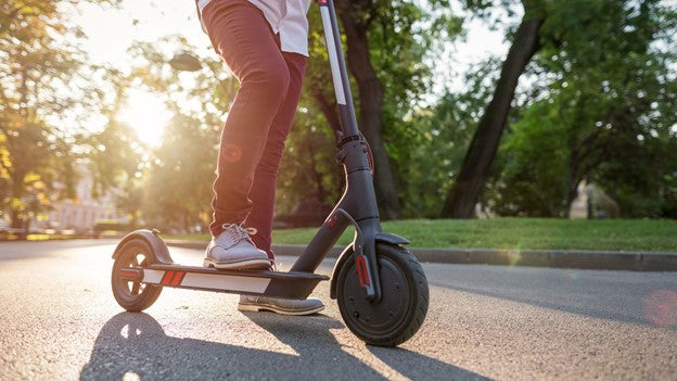 E-Scooter-Etiquette-Do-s-and-Don-ts-on-the-Road RIDEO