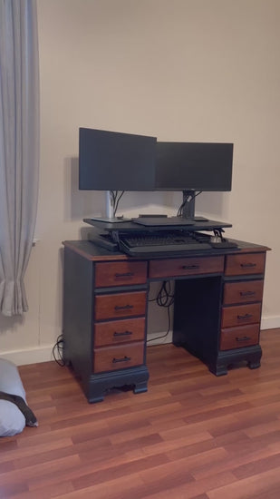 Video SHOWING The customer is testing our desk, demonstrating the lifting of two desktop computers and the structure.